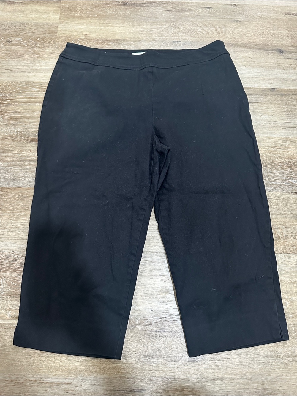 Women’s chaus size 16 black capris. Side zip